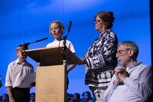 Michael Rosen, Helen Weinstein, and young pupils